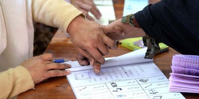 حمایت اللہ ماریار نے 56458 ووٹ لیے اور جے یوآئی ف کے امانت شاہ حقانی 49938 ووٹ لے کر دوسرے نمبر پر رہے/ فوٹو اے پی پی